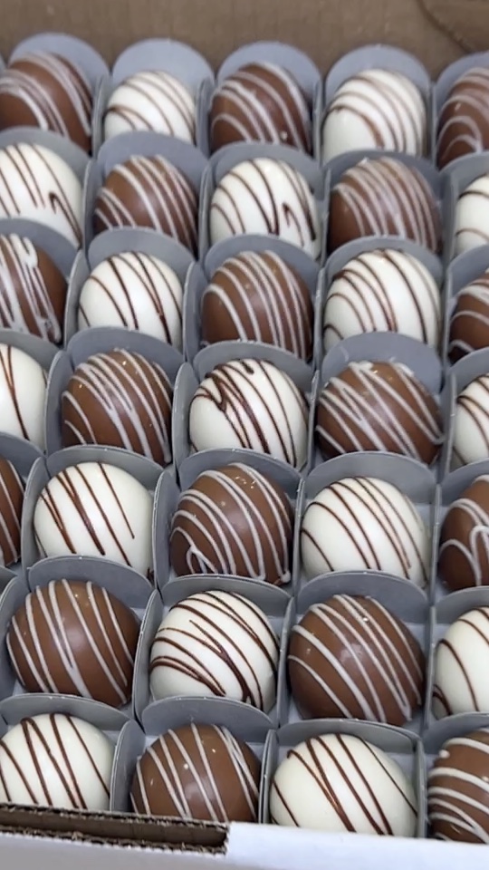 Caixa cheia de trufas decoradas