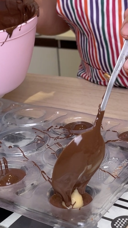 Fernanda banhando trufas em chocolate